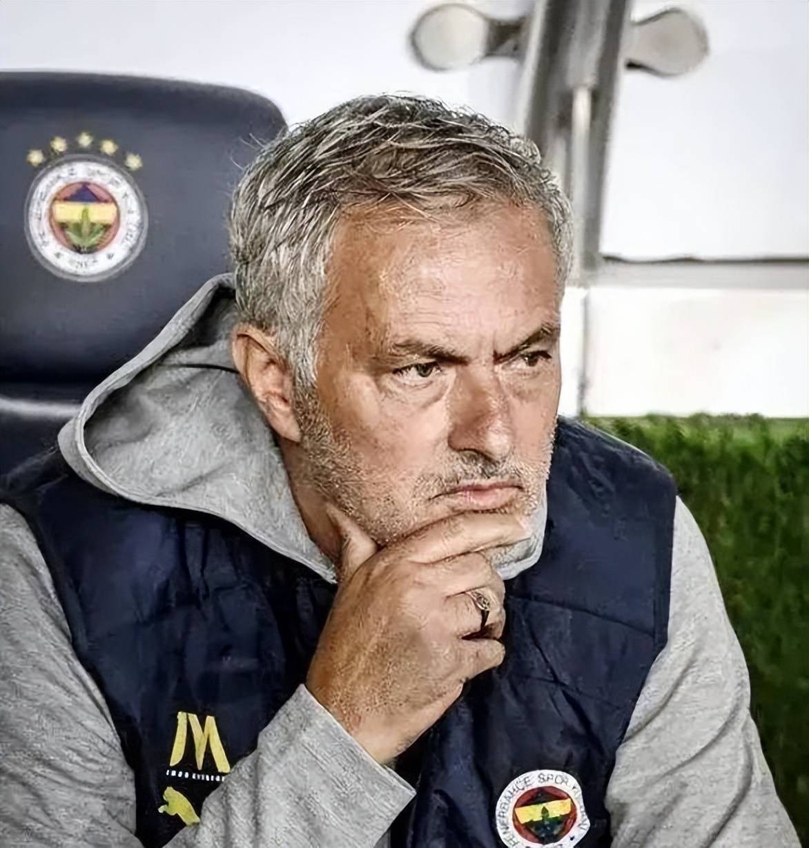 穆里尼奥再掀舆论狂潮,25分钟11打10换来0:0,裁判两度改变比赛