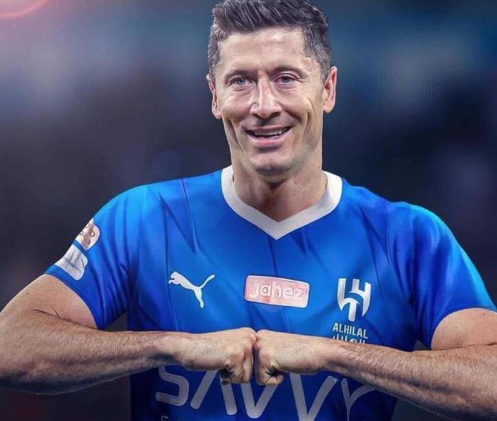 37岁莱万拒绝沙特1亿欧元年薪,选择留守巴萨,追逐欧冠梦想